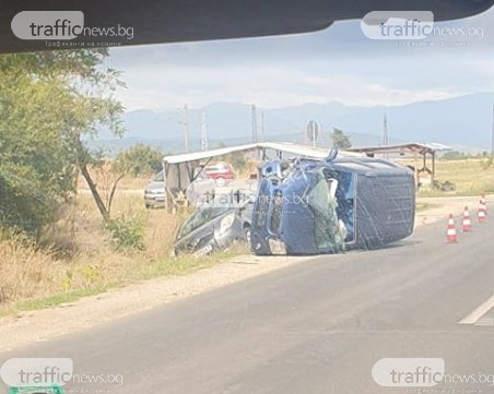 Тежък инцидент! Кола се обърна на пътя край Пловдив