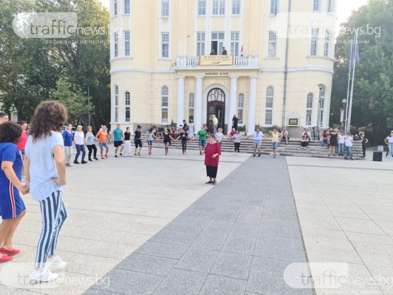 Дълго хоро отново се изви на площад 