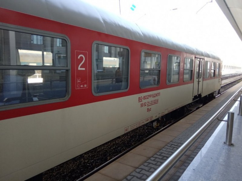 Горя вагон на пътнически влак в Перник