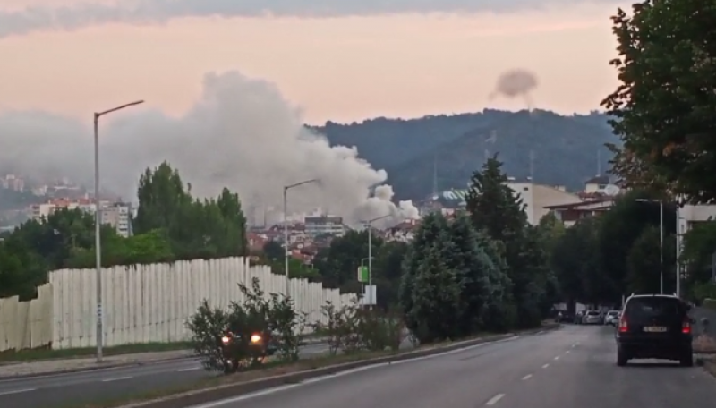 Пожар избухна в Благоевград, гори емблематична сграда