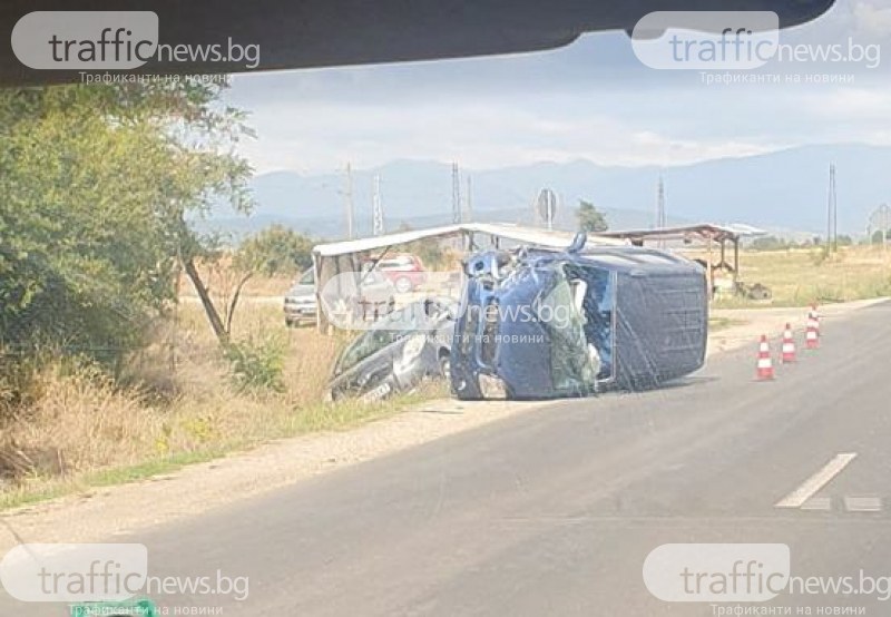 Тежък инцидент! Кола се обърна на пътя край Пловдив