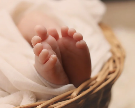 Бебе почина след усложнения от COVID-19 в Косово