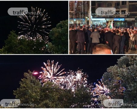 Красива заря освети Пловдив, президентът и кметът отидоха при хората на площада