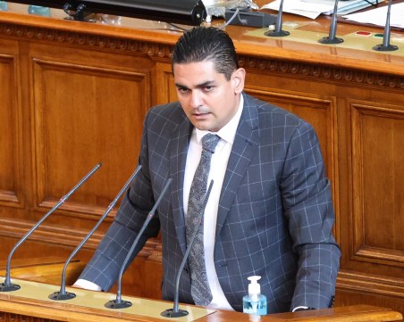 Радостин Василев е депутатът,на когото Дончева е предложила 500 000 лева