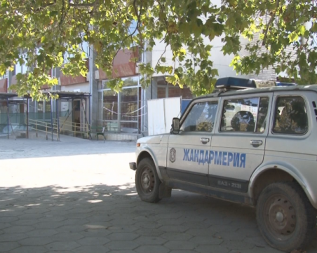 Съдът решава днес дали да остави за постоянно в ареста мъжа, заплашил Митева с убийство