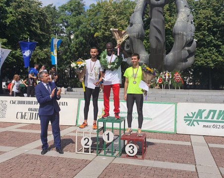 Варненец финишира първи на маратона в Пловдив, пловдивчанка стана трета при жените