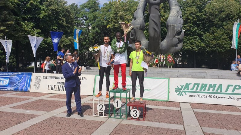 Варненец финишира първи на маратона в Пловдив, пловдивчанка стана трета при жените