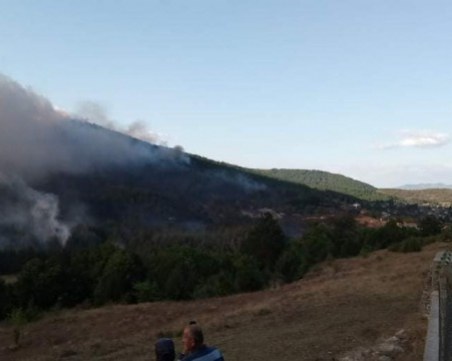 50 души гасят пожара в Кирково, 50 души са евакуирани