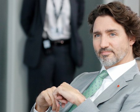 Антиваксъри замериха премиера на Канада с камъни