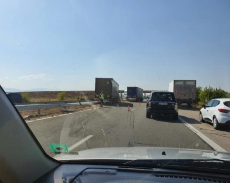 Катастрофа между два ТИР-а затруднява движението по магистрала Тракия
