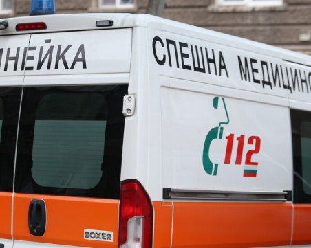 Кола блъска майка и син в София, откарани са в болница