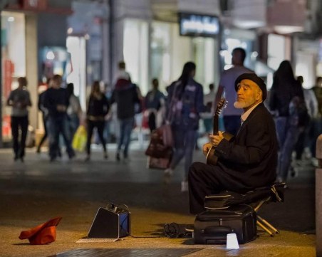 Отиде си един от емблематичните улични музиканти на Пловдив