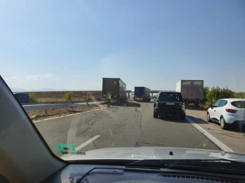 Катастрофа между два ТИР-а затруднява движението по магистрала Тракия