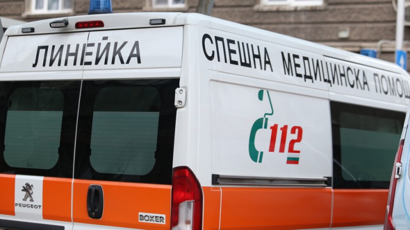 Кола блъска майка и син в София, откарани са в болница