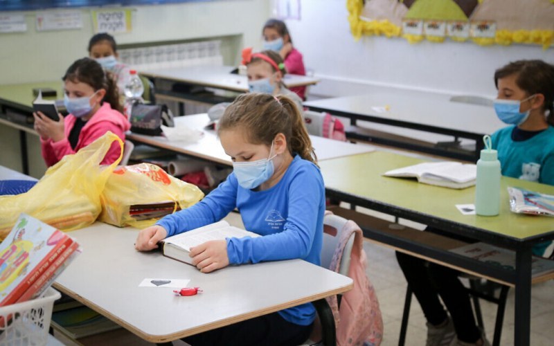 Учители пишат на премиера, искат маски в часовете за 1-4 клас