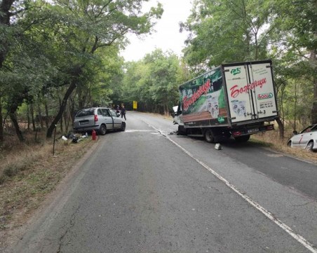 Челен сблъсък между автомобил и бус край река Ропотамо, има загинал