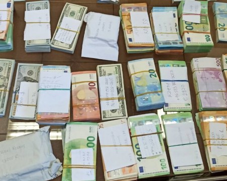 Откриха недекларирани 870 000 лв. в кабината на камион