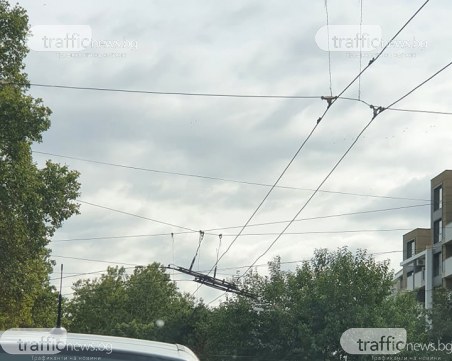 Шофьори в Пловдив: Опасни жици продължават да си висят, хубаво, че тролеите ги ползват