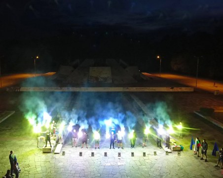 В навечерието на 9 септември! Огнен флашмоб на Братската могила в памет на жертвите на комунистическия режим