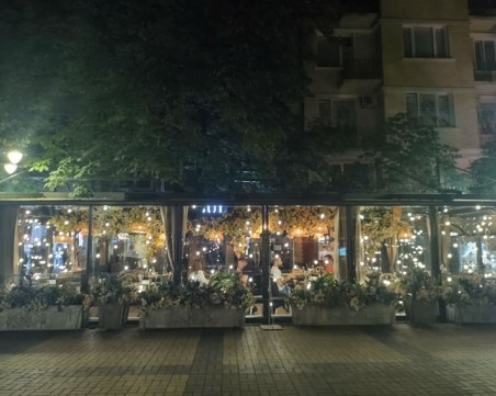 Заведенията бойкотираха мерките, масово продължават да работят след 23:00 часа