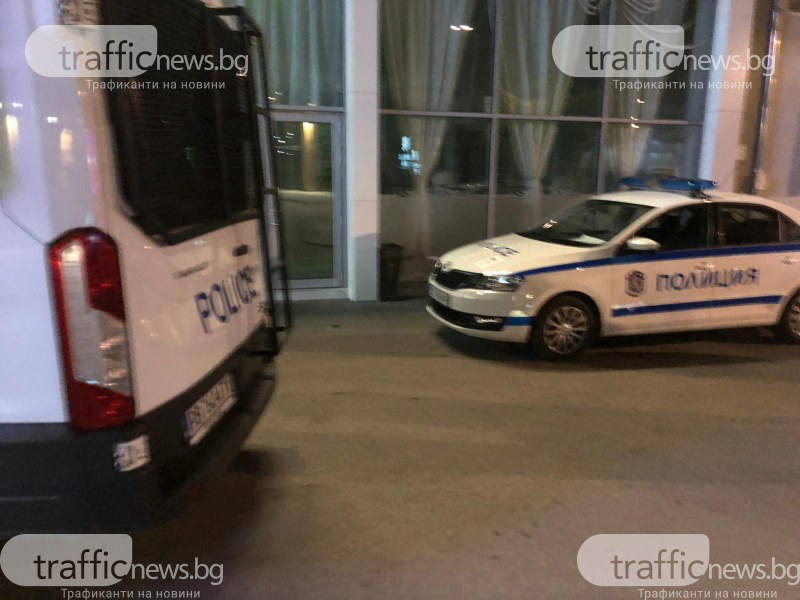 Бусове с проверяващи и полицаи пред нощните клубове в Пловдив заради бойкота