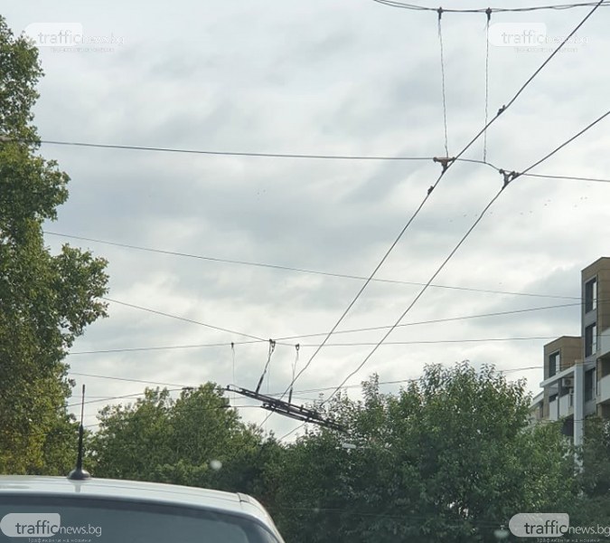Шофьори в Пловдив: Опасни жици продължават да си висят, хубаво, че тролеите ги ползват