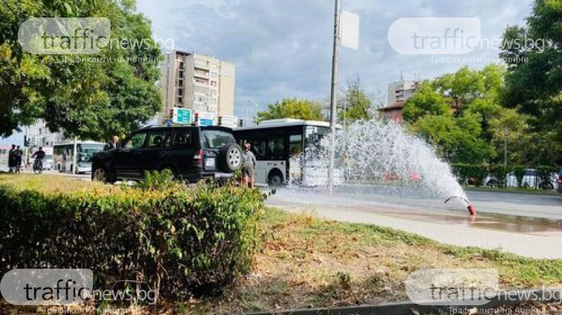 Зрелищен инцидент в Пловдив! Джип помете мантинела, премина в насрещното и се вряза в пожарен кран