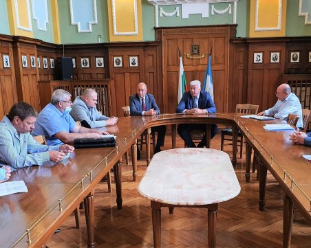 Общината и превозвачите с консенсус: Няма да спират рейсовете от утре, искат покриване на загубите