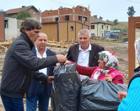 Помощ за жителите от изгорелите къши в село Кръстава