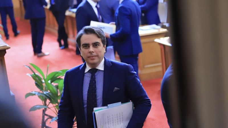 Асен Василев: Вече няма да има пенсионери под линията на бедност