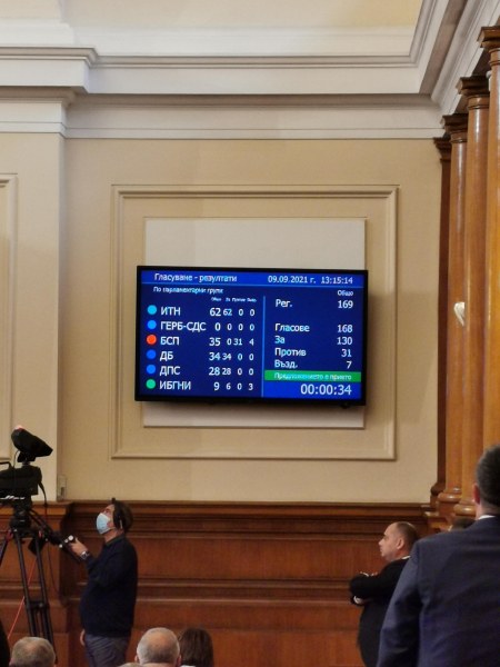 Окончателно: Вдигат пенсиите и парите за майчинство