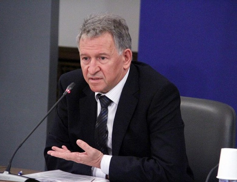 Стойчо Кацаров не вдига телефона на Митева, президентът събрал спешно министрите