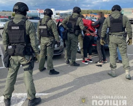 Брендо се криел в къща до Киев, в която гледал трева