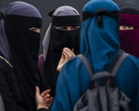 Афганистанки развяха талибанските знамена, подкрепиха новото правителство