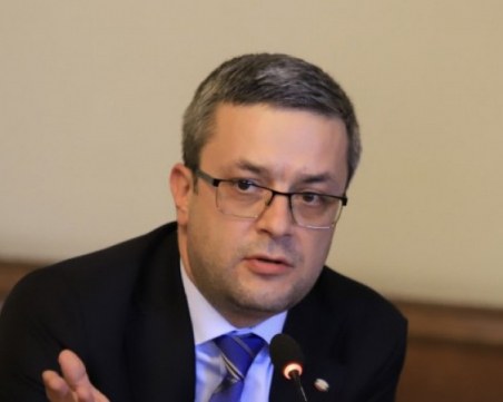 Тома Биков: Обсъждаме различни кандидатури, мисли се и за Петър Стоянов