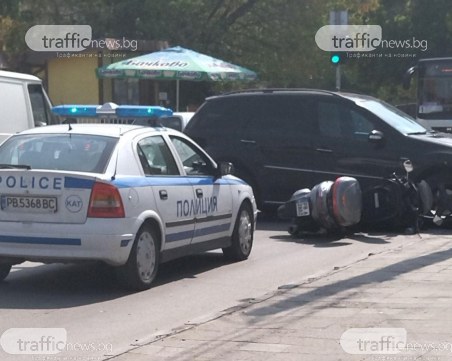 Моторист се заби в лек автомобил в Коматево