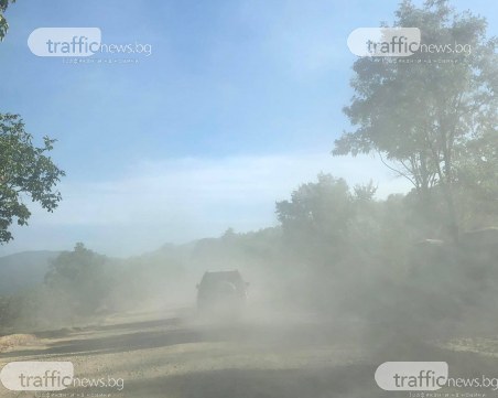 Основен път в Пловдивско, чийто ремонт бе временно спрян от АПИ, заприлича на улица в Багдад