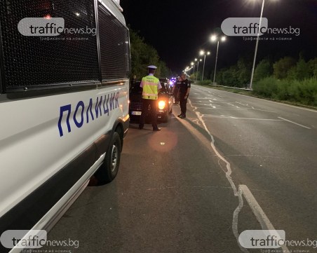 Шофьор си спретна гонка с полицаи в Кючука! Накрая блъсна колата си в бордюр