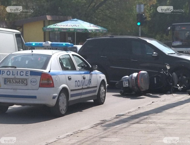 Моторист се заби в лек автомобил в Коматево