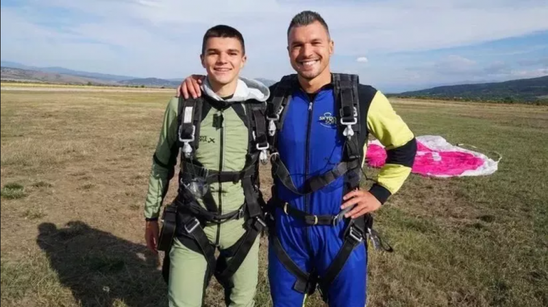 Валери Божинов и сина му скочиха с парашут
