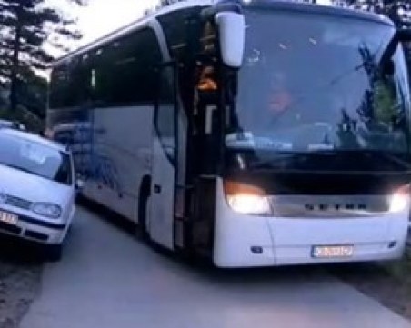 Автобус и катастрофа блокираха пътя за Кръстова гора
