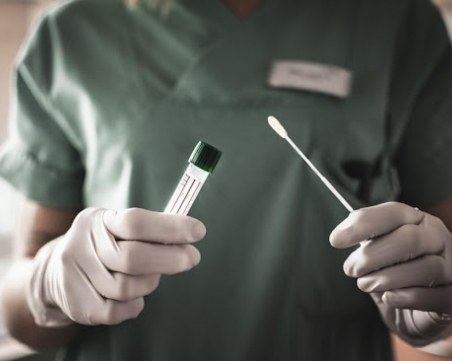 Гърция въведе PCR тест и за 4-годишните деца, пътуващи със самолет