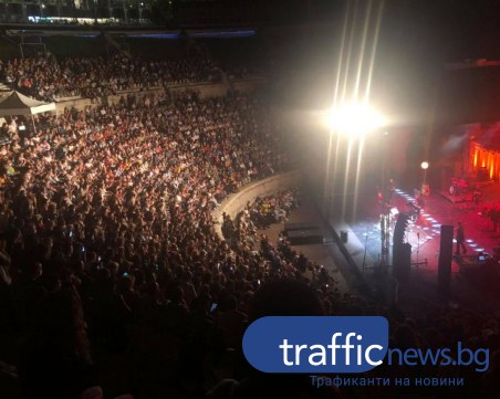 Лили Иванова вдигна на крака публиката в препълнения Античен театър