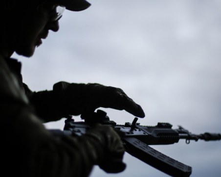 Мъж нахлуха с автомати в банка в Атина