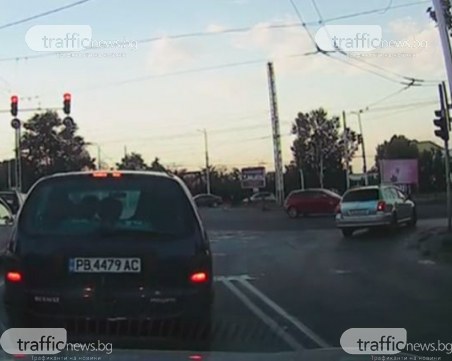 На косъм от меле в Пловдив: Камикадзе мина на чисто червено на възлово кръстовище