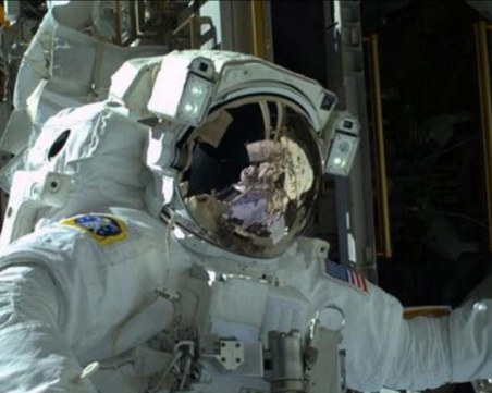 НАСА тества нови скафандри, обстрелва ги с 12-метрово оръдие