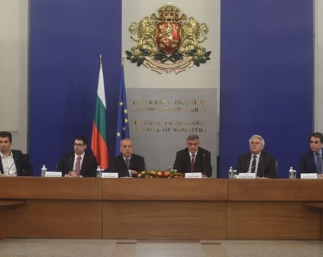 Служебният премиер за задължителната ваксинация: Това граничи с дискриминация