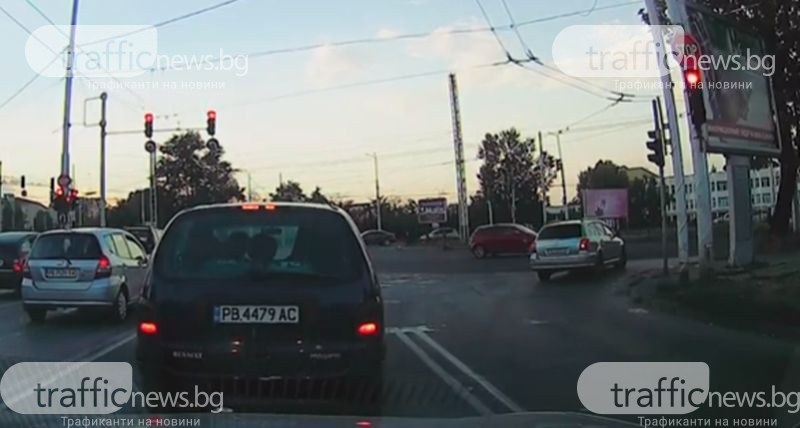 На косъм от меле в Пловдив: Камикадзе мина на чисто червено на възлово кръстовище