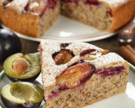 Сладко-пикантен сладкиш със сливи