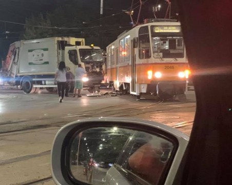 Сметопочистващ камион и трамвай се удариха в София